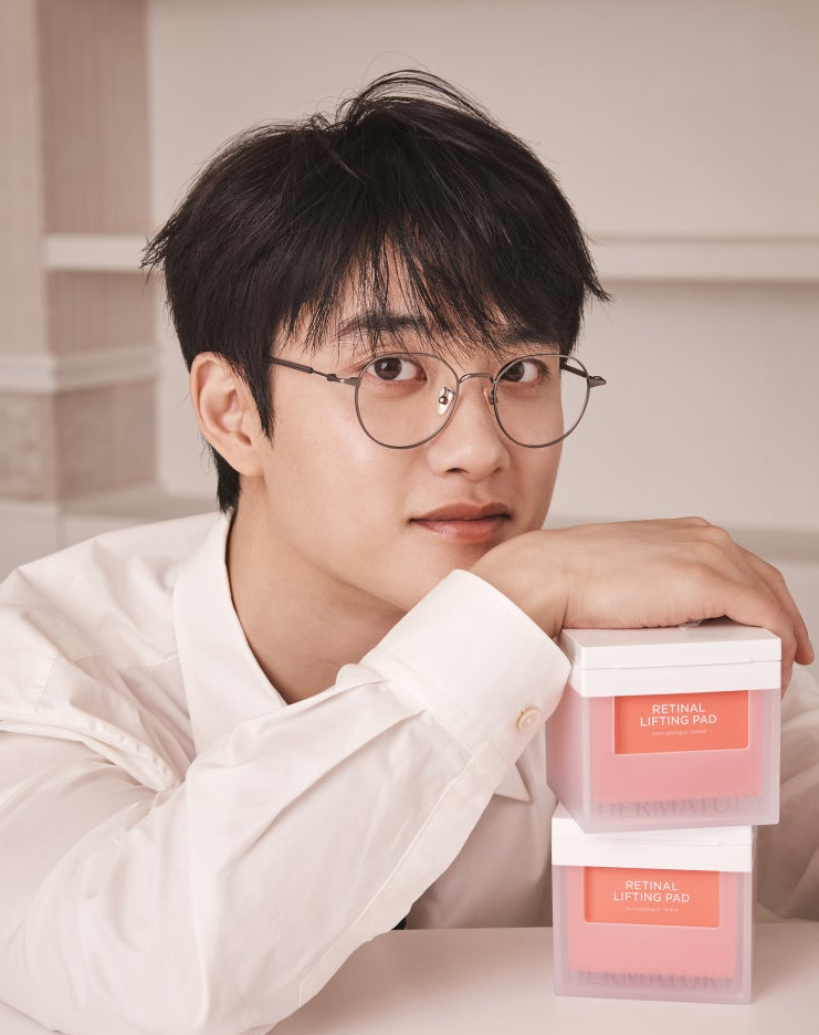 안경 하나 벗었을 뿐인데 성형설까지 생긴 연예인 최근 분위기가 확 바뀌었다 이미지 6