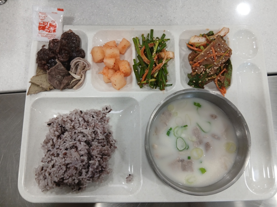 공기업 영양사 급식기록｜돼지국밥, 찰흑미밥, 찰순대*내장찜, 도토리묵무침, 부추무침 1인량｜4천원 단체급식 : 네이버 블로그