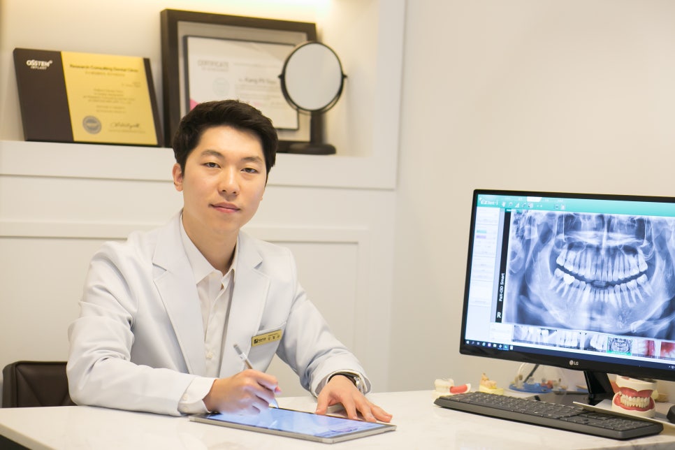 운양동치과 임플란트, 하나 심는데 왜 몇 달이 걸릴까요?