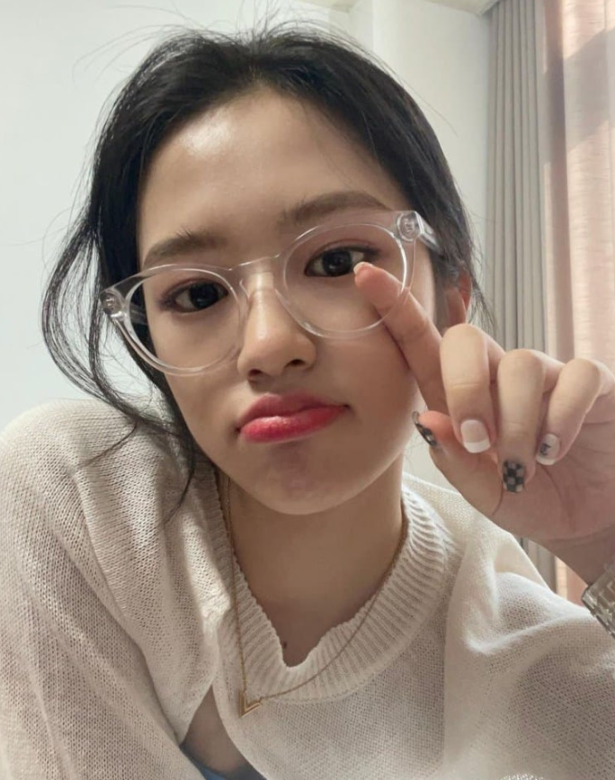 안경 하나 벗었을 뿐인데 성형설까지 생긴 연예인 최근 분위기가 확 바뀌었다 이미지 1
