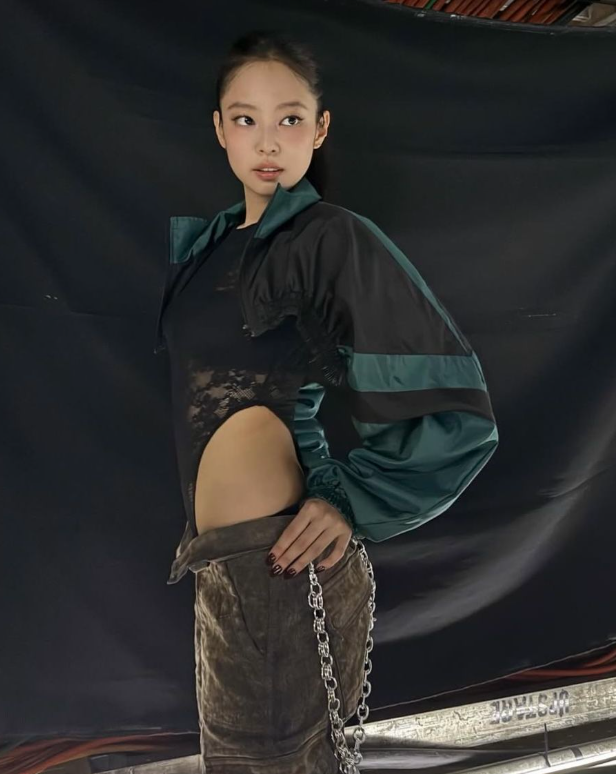 제니 닝닝 안유진까지 입었다 요즘 바디수트가 다시 뜬 이유 근황 하나로 분위기 바뀌었다 이미지 4
