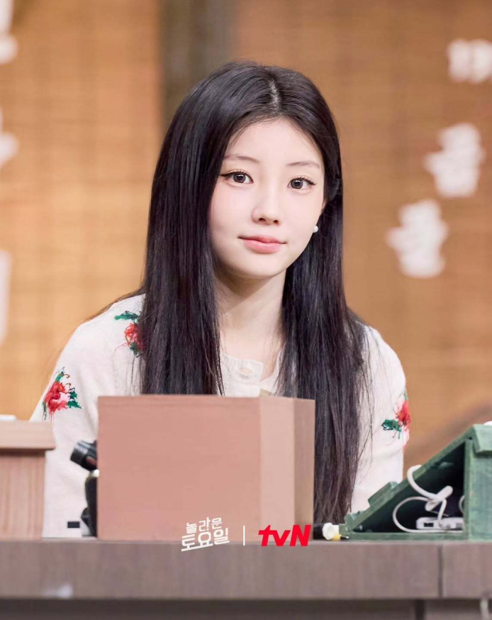 문가영 원희 윈터까지 입었다 요즘 셀럽들이 꽂힌 가디건 근황 하나로 분위기 바뀌었다 이미지 2