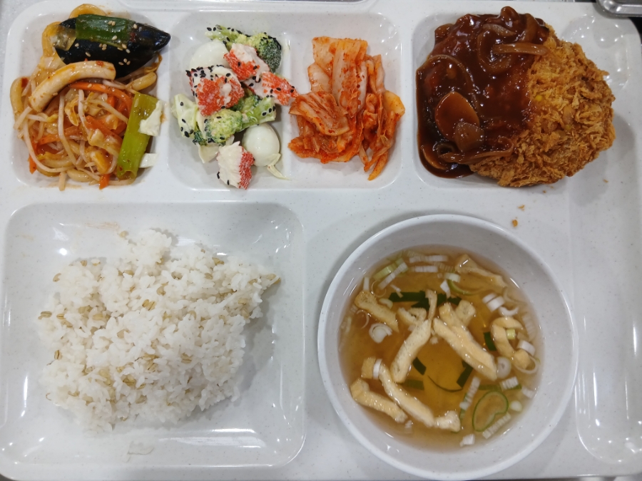 공기업 영양사 급식기록｜우동국물 찰보리밥 고구마치즈돈까스 해물볶음우동 꽃맛살샐러드 배추김치 1인량｜4천원 단체급식 : 네이버 블로그