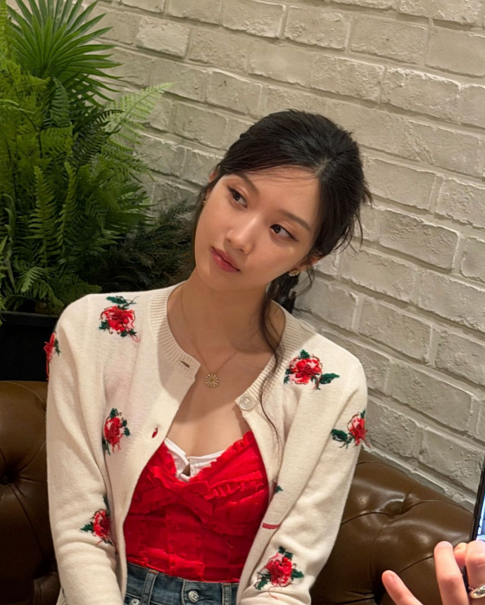 문가영 원희 윈터까지 입었다 요즘 셀럽들이 꽂힌 가디건 근황 하나로 분위기 바뀌었다 이미지 4