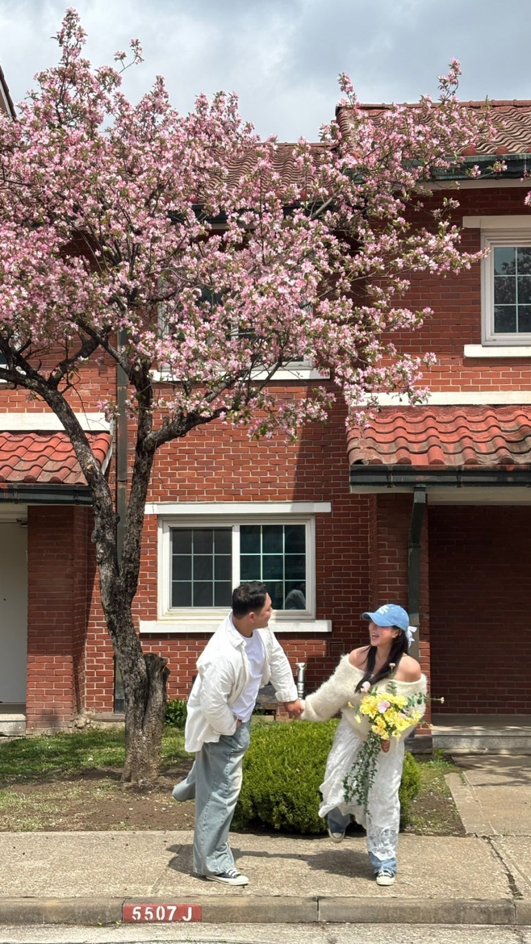 데님 볼캡에 베일을 쓰고 니트와 레이스 스커트를 입은 신부가 청바지 신랑과 장난치는 셀프 컷이에요.