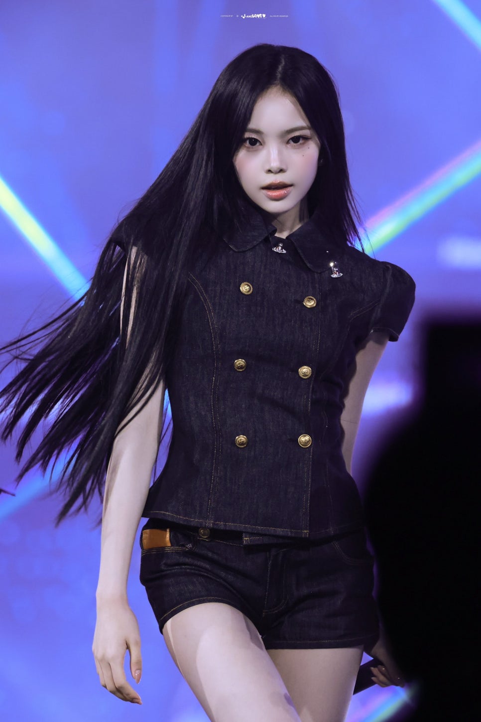 10만 원대 지그재그 데님 셋업을 완벽히 소화하는 하츠투하츠 이안 요즘 다시 관심이 커진 이유 이미지 1