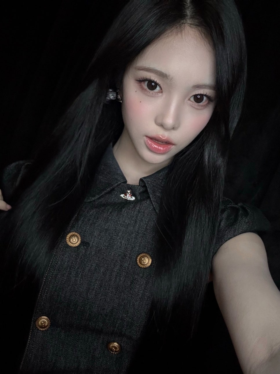 10만 원대 지그재그 데님 셋업을 완벽히 소화하는 하츠투하츠 이안 요즘 다시 관심이 커진 이유 이미지 5