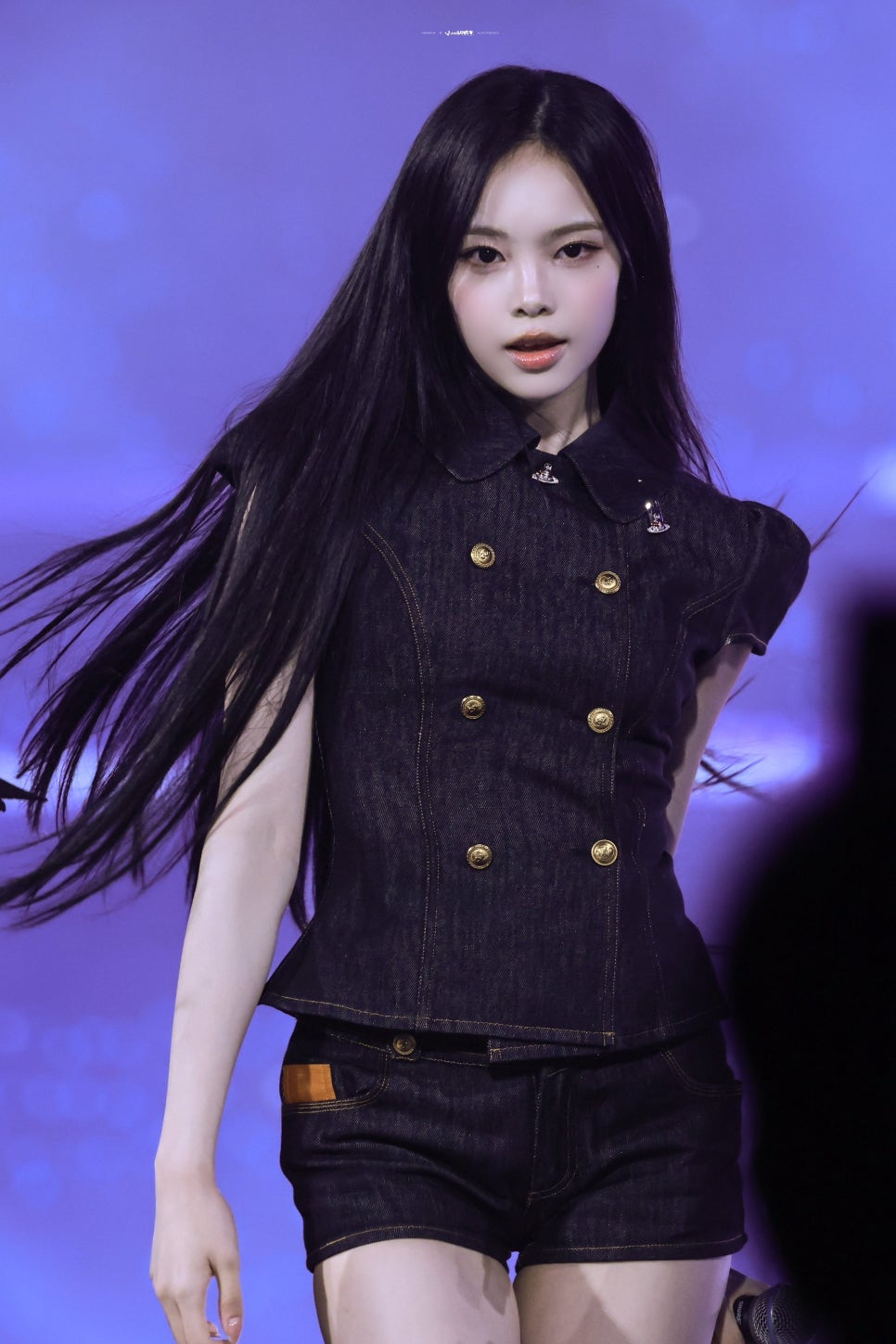 10만 원대 지그재그 데님 셋업을 완벽히 소화하는 하츠투하츠 이안 요즘 다시 관심이 커진 이유 이미지 6