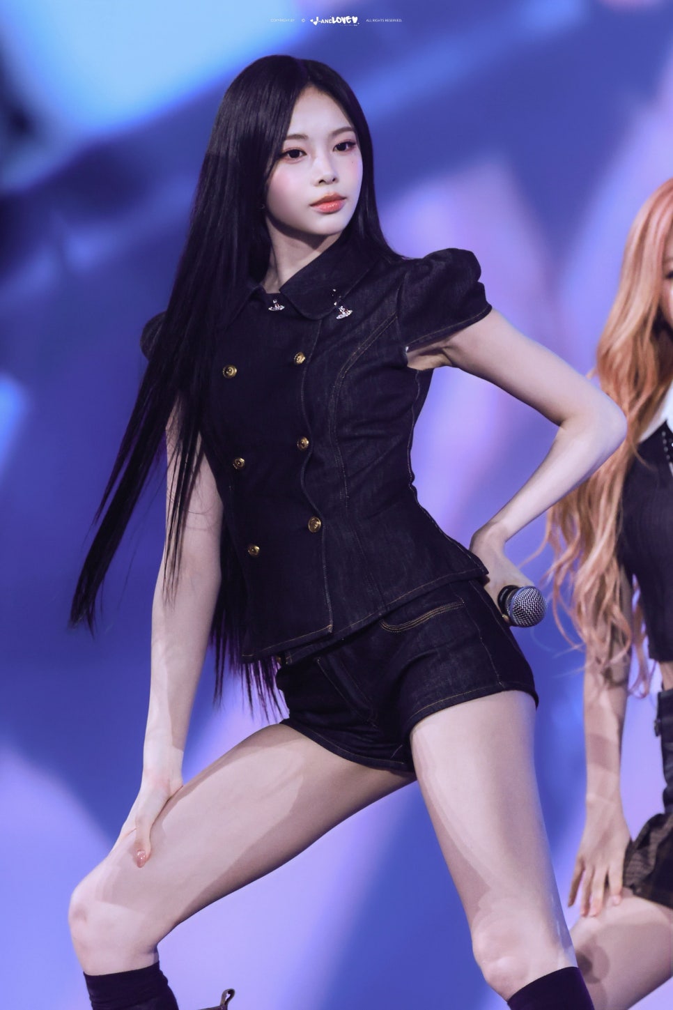 10만 원대 지그재그 데님 셋업을 완벽히 소화하는 하츠투하츠 이안 요즘 다시 관심이 커진 이유 이미지 2