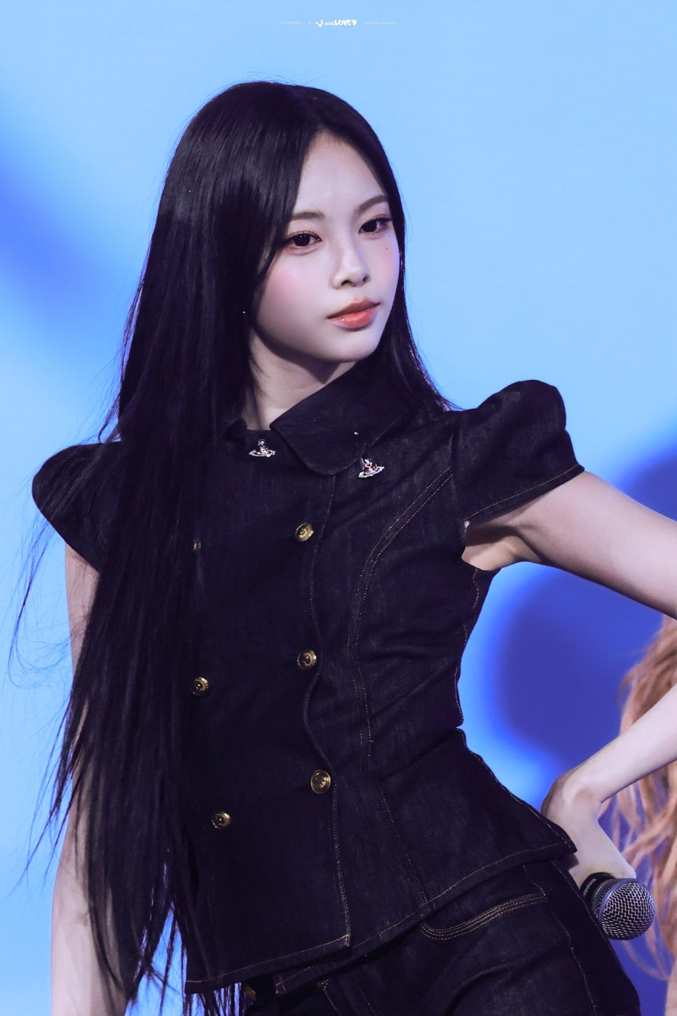 10만 원대 지그재그 데님 셋업을 완벽히 소화하는 하츠투하츠 이안 요즘 다시 관심이 커진 이유 이미지 3