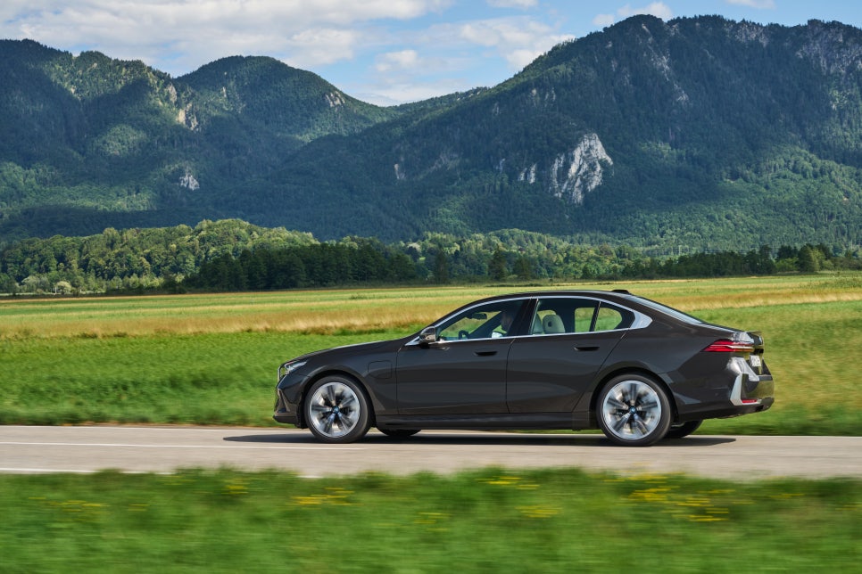 BMW 530e, 출퇴근 충전 환경이 선택을 가르는 5시리즈 PHEV