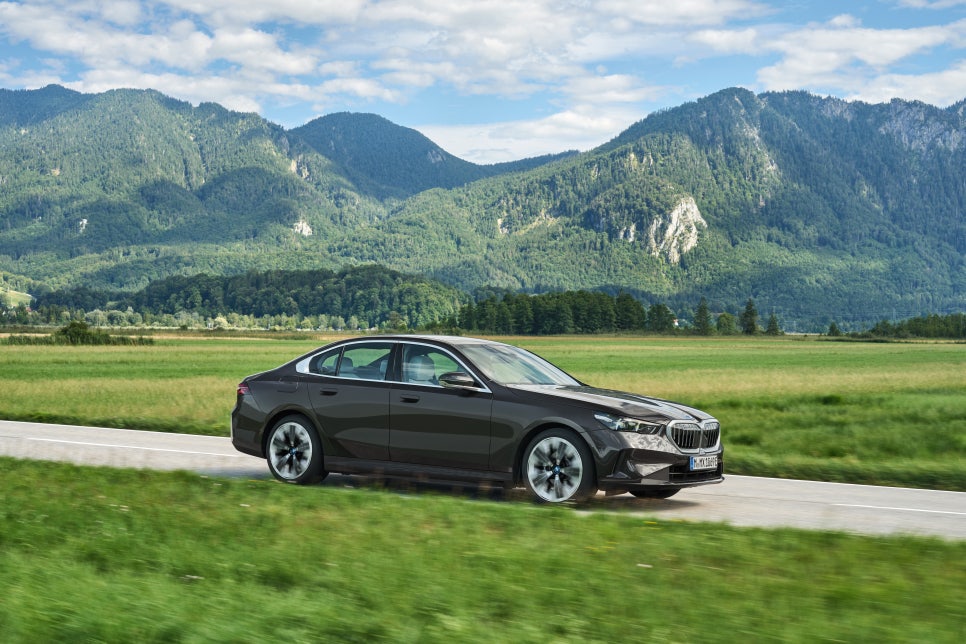 BMW 530e, 출퇴근 충전 환경이 선택을 가르는 5시리즈 PHEV