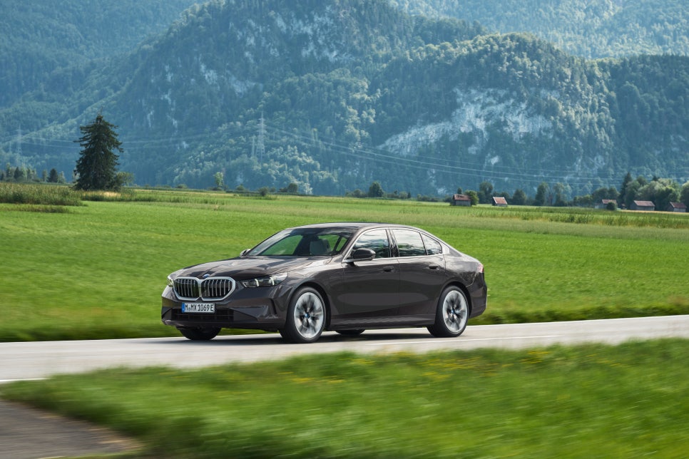 BMW 530e, 출퇴근 충전 환경이 선택을 가르는 5시리즈 PHEV