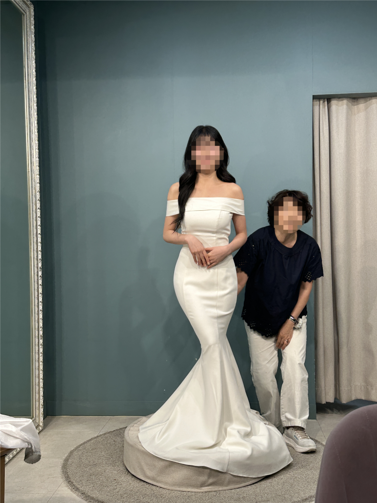 피팅룸에서 입은 모습, 오프숄더 변형