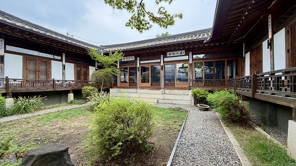 북촌의 빠른 골목에서 담장 안으로. 처마와 돌, 문지방을 차례로 통과하며 몸의 속도가 집의 속도에 맞춰진다.