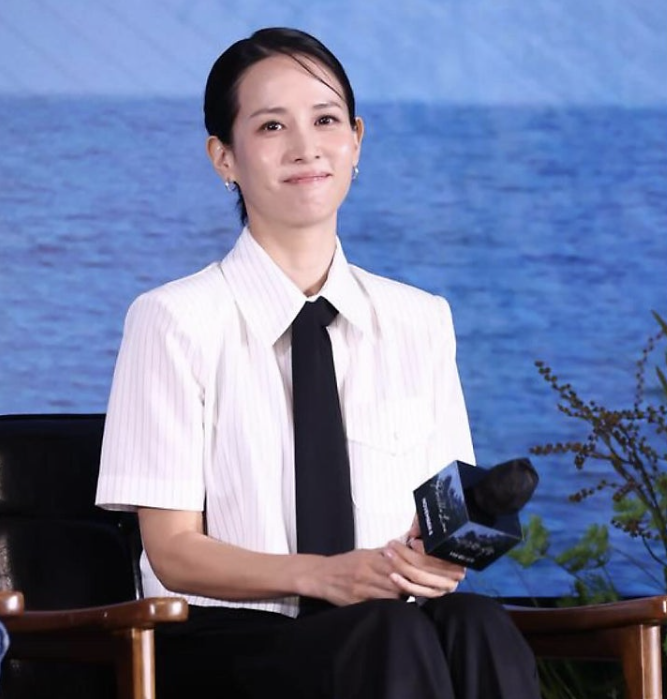 상체는 완벽했는데 제작보고회 팬츠 기장에 신발이 사라진 이유 지금 더 주목받는 이유는? 이미지 3