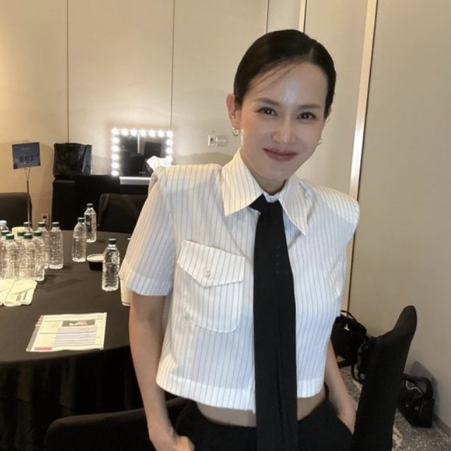 상체는 완벽했는데 제작보고회 팬츠 기장에 신발이 사라진 이유 지금 더 주목받는 이유는? 이미지 4
