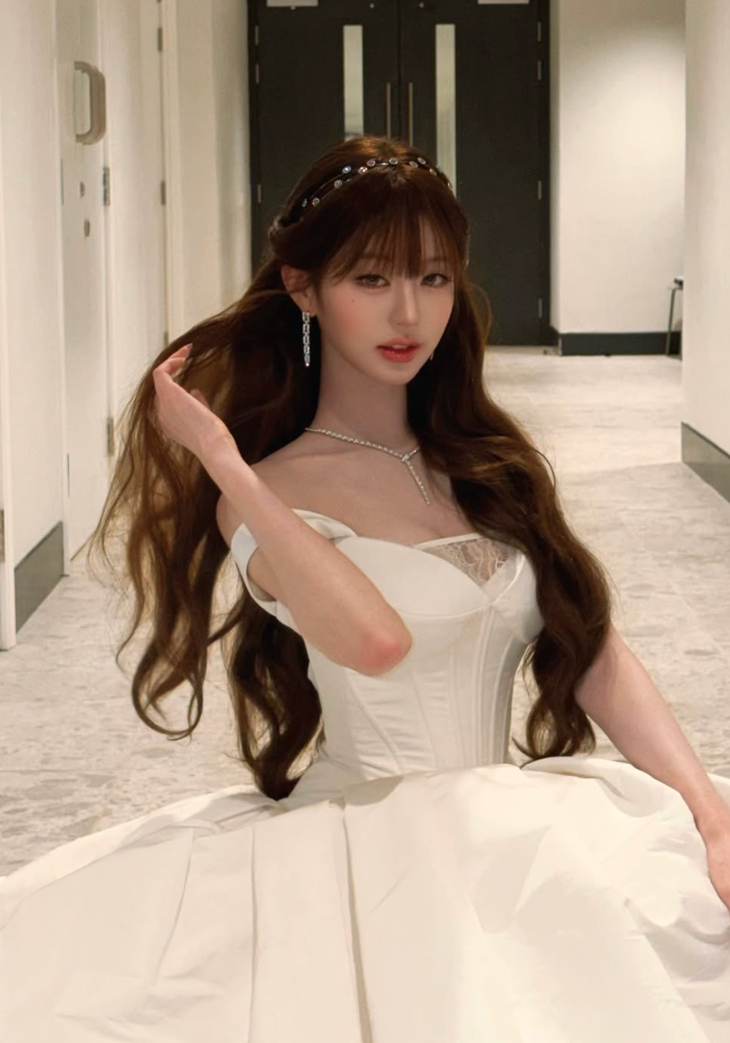 장원영이 노출 드레스를 지금 다시 보는 사람들이 많다.! 이미지 1