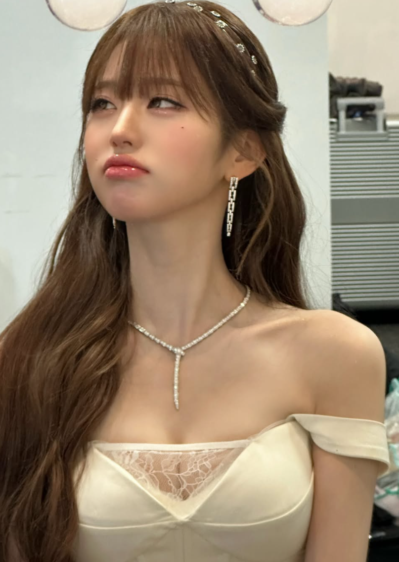 장원영이 노출 드레스를 지금 다시 보는 사람들이 많다.! 이미지 5