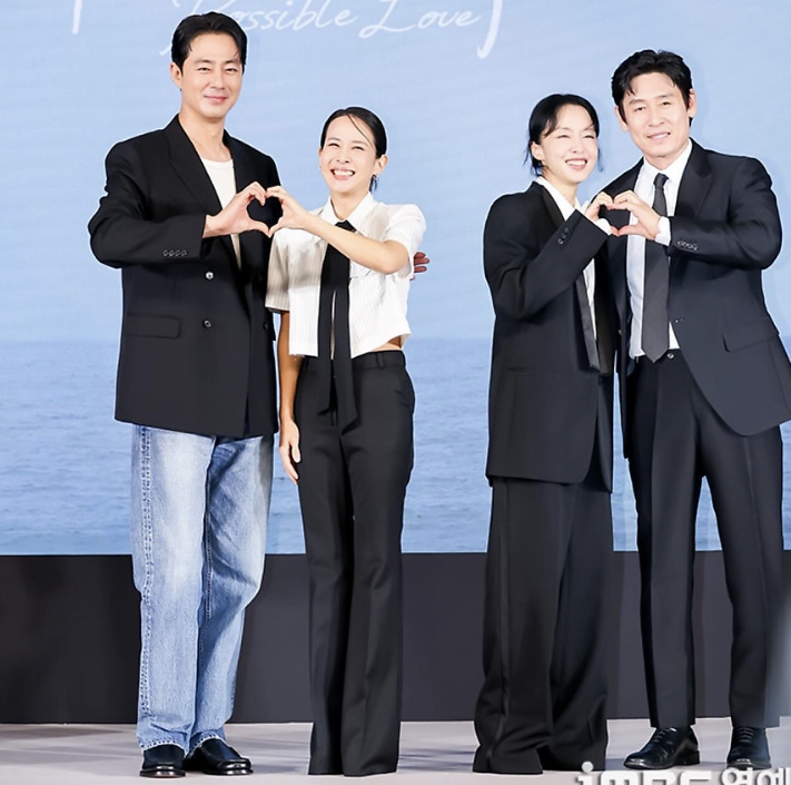 상체는 완벽했는데 제작보고회 팬츠 기장에 신발이 사라진 이유 지금 더 주목받는 이유는? 이미지 2