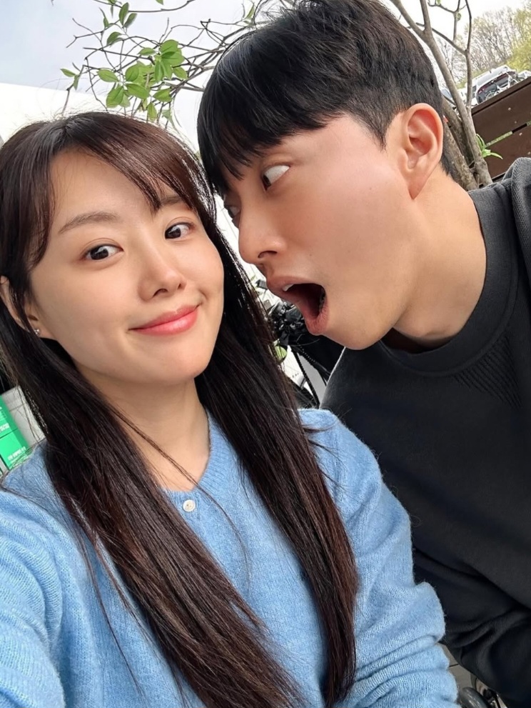 친구 따라 새벽예배 한번 갔다가.. 아이돌과 결혼한 100만 유튜버 이 관계가 다시 회자되는 중이다 이미지 4
