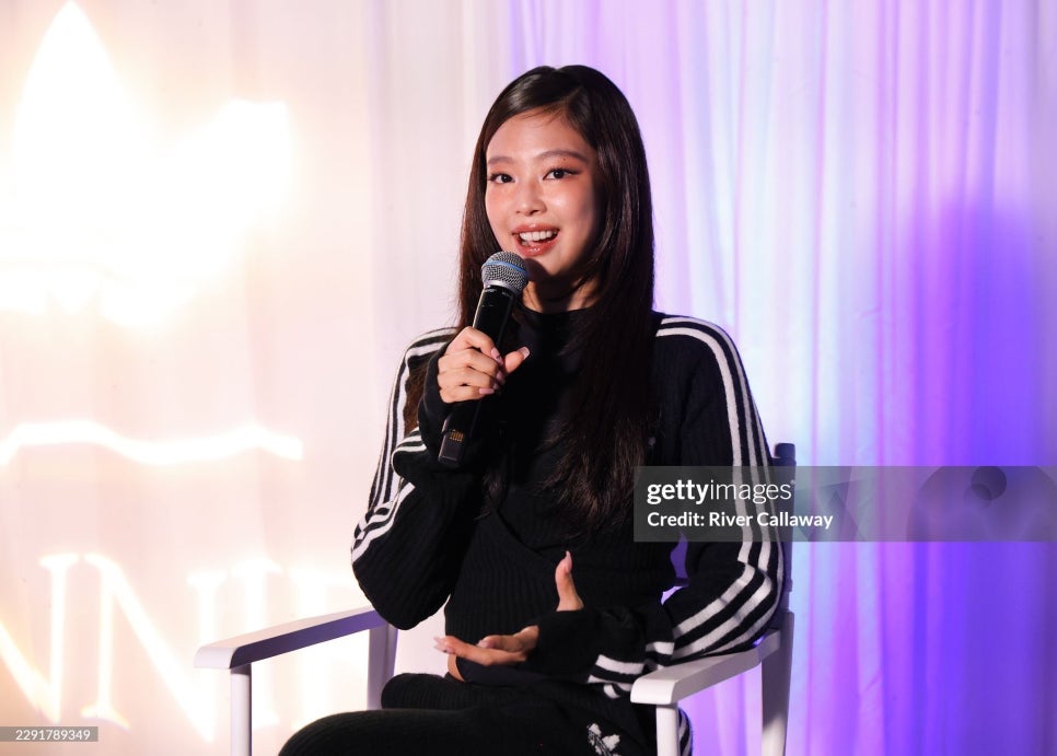 LA에서 열린 제니 X 아디다스 런칭기념 행사에 아디다스 풀착장 입고 참석한 제니 지금 더 주목받는 이 이미지 4