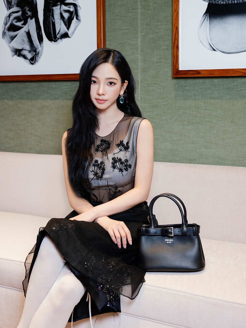 똑같은 프라다 귀걸이를 착용한 카리나와 김태리 예전과 완전히 달라졌다 이미지 1