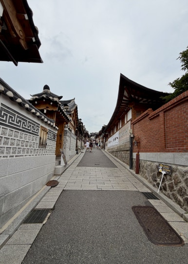 북촌팔경 5경의 시작점에 자리한 더블재. 붉은 담의 모서리를 따라 대문에 이른다. 1