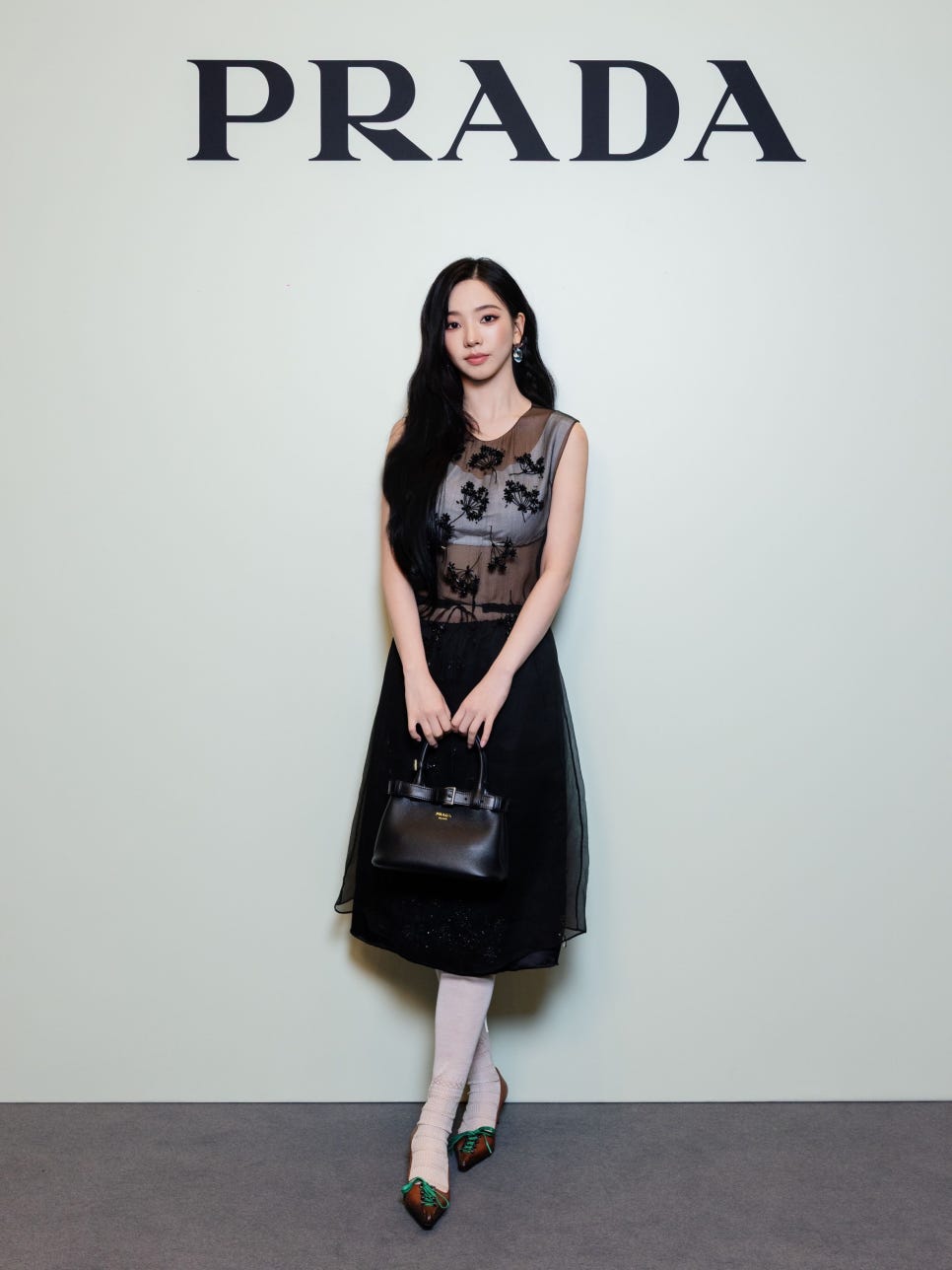 똑같은 프라다 귀걸이를 착용한 카리나와 김태리 예전과 완전히 달라졌다 이미지 3