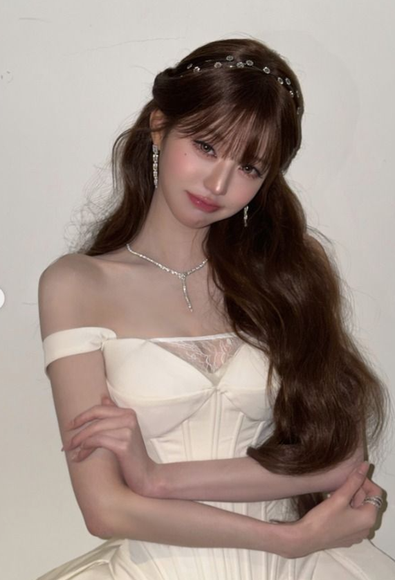 장원영 이번엔 완전히 다른 분위기 화이트 드레스로 완성한 우아한 순간 영상 하나로 반응 쏟아졌다 이미지 1