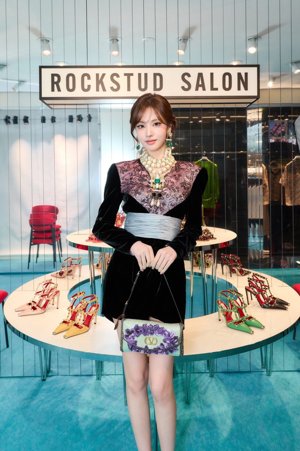 블링블링하고 화려한 발렌티노 FW2026 컬렉션을 입은 아이브 리즈와 레이 다시 화제가 되는 흐름이다 이미지 4