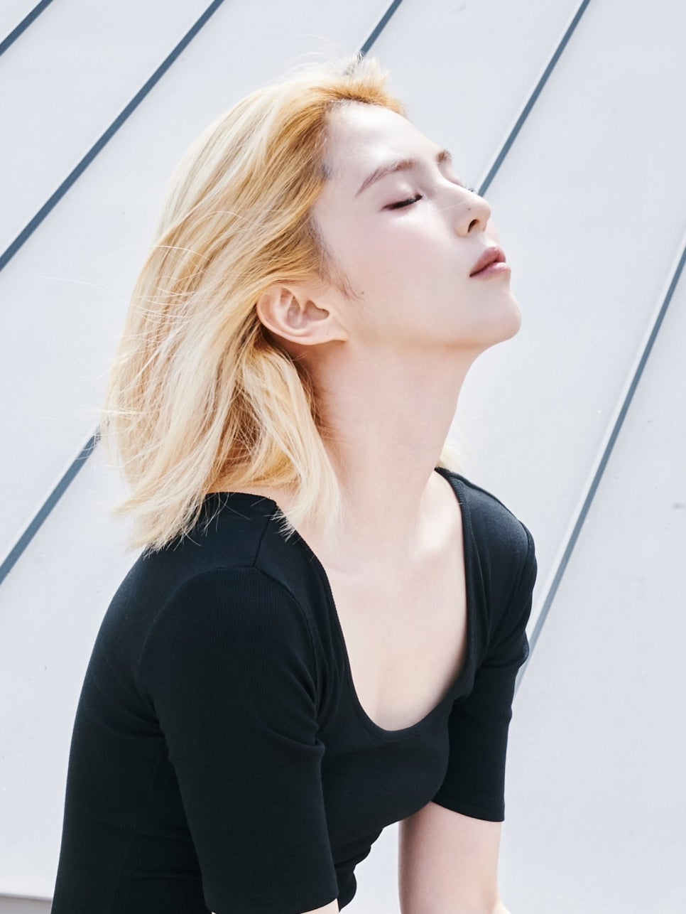 바디수트 입은 금발의 한소희 요즘 들어 반응이 커지고 있다 이미지 6