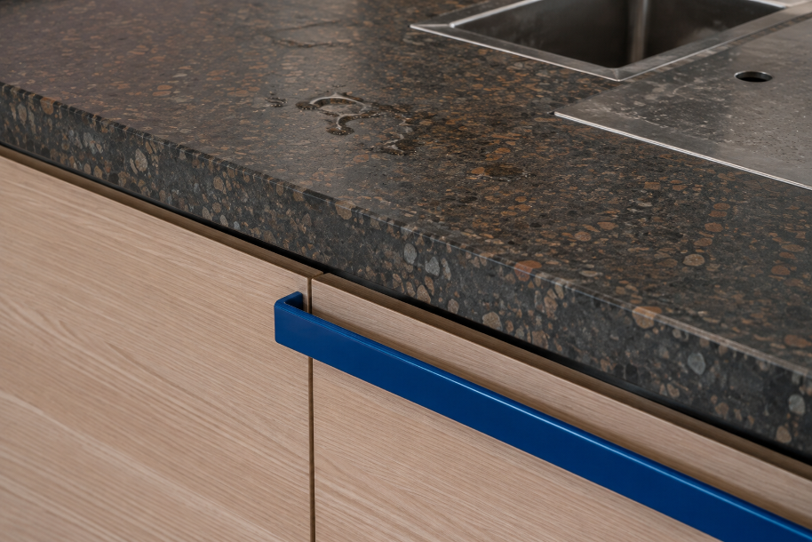 WAPYEON SOLID installed detail visualization · 기와 입자, 연한 물푸레, 울트라마린 금속의 대비