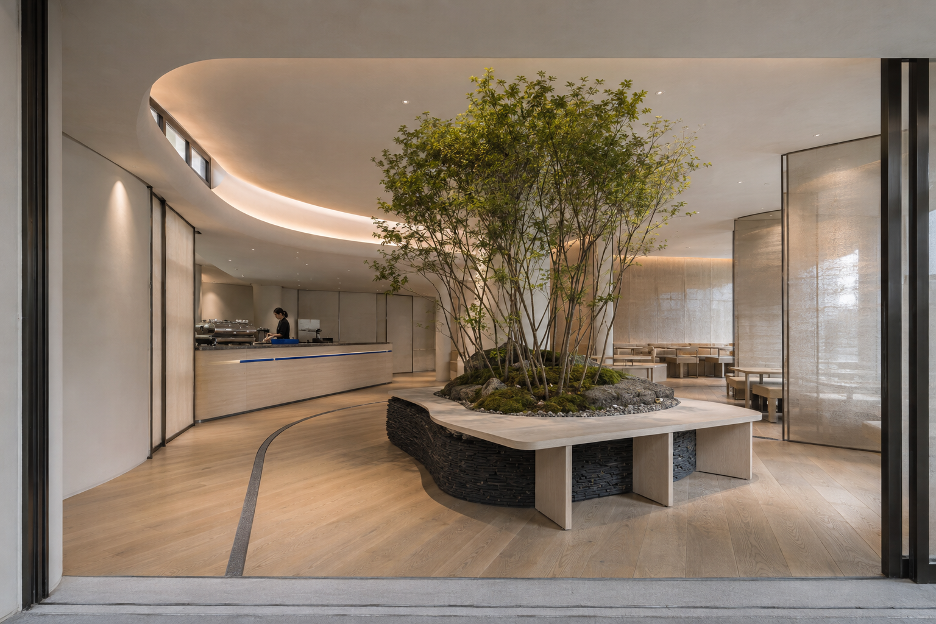 Main interior visualization · 중앙 풍경을 돌아 바와 좌석으로 나뉘는 S자 동선