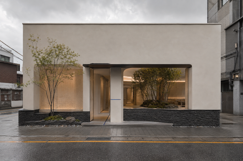 Day façade visualization · 깊은 개구부, 적층 와편 하부, 중앙의 식재 입구