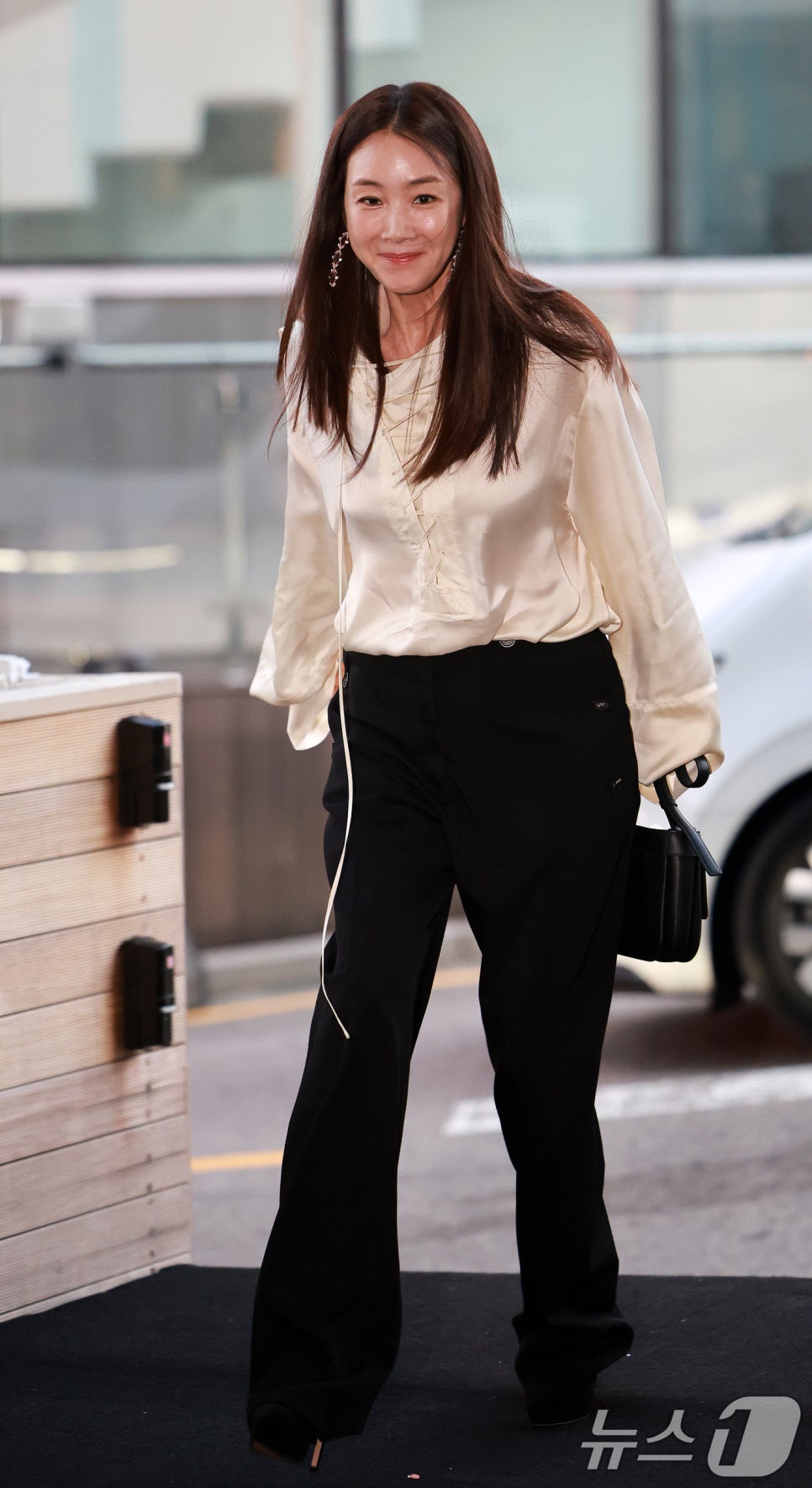 이병헌 이영애 최지우 하지원 등... 프리즈 서울 행사에 참석한 연예인들 사진 모음 영상 하나로 반응 이미지 1