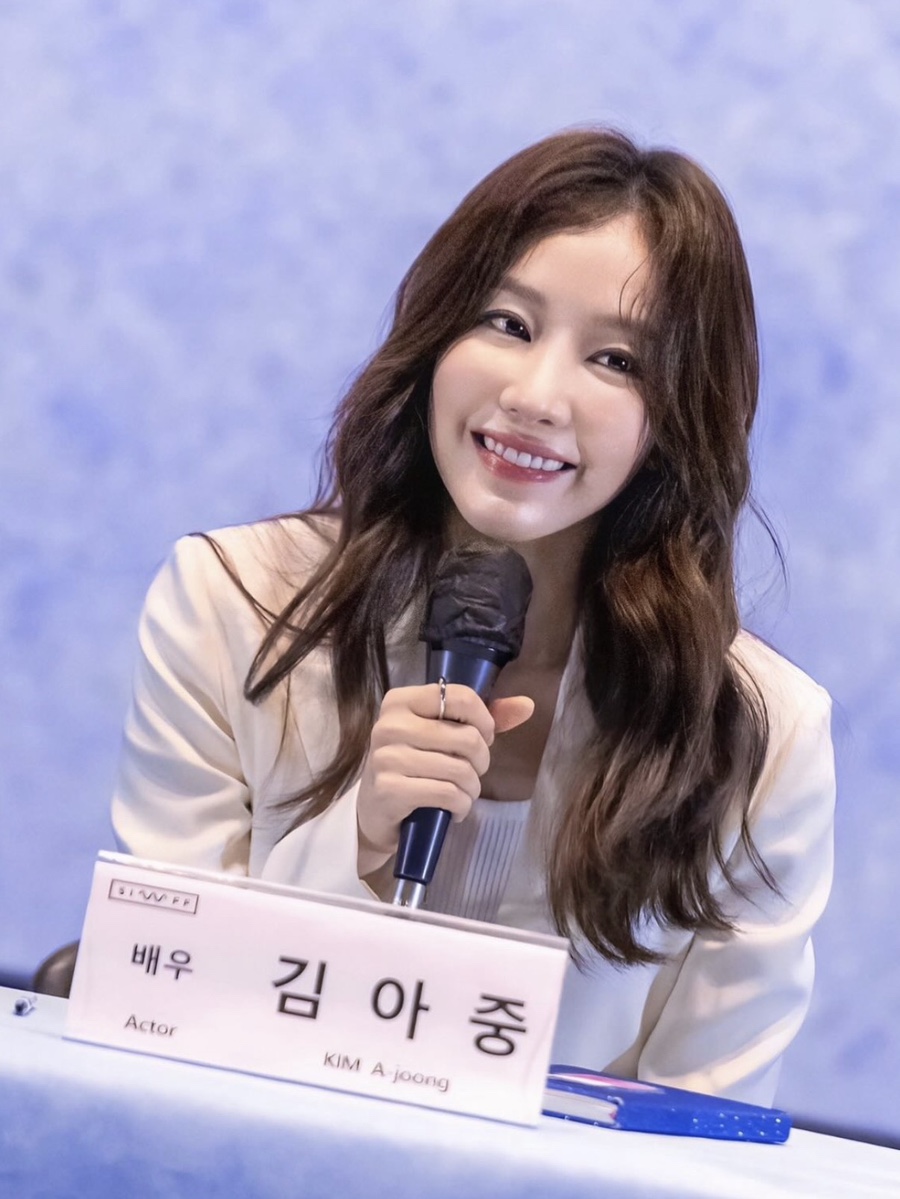 예전 얼굴이 하나도 없네.. 모든 남자들의 이상형이었던 연예인 근황 패션 예전과 완전히 달라졌다 이미지 4