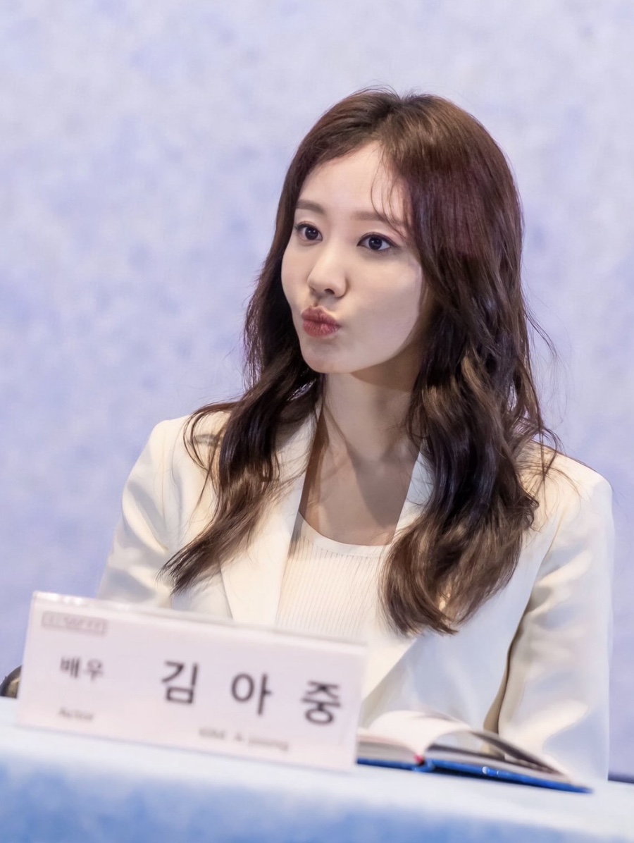 예전 얼굴이 하나도 없네.. 모든 남자들의 이상형이었던 연예인 근황 패션 예전과 완전히 달라졌다 이미지 5