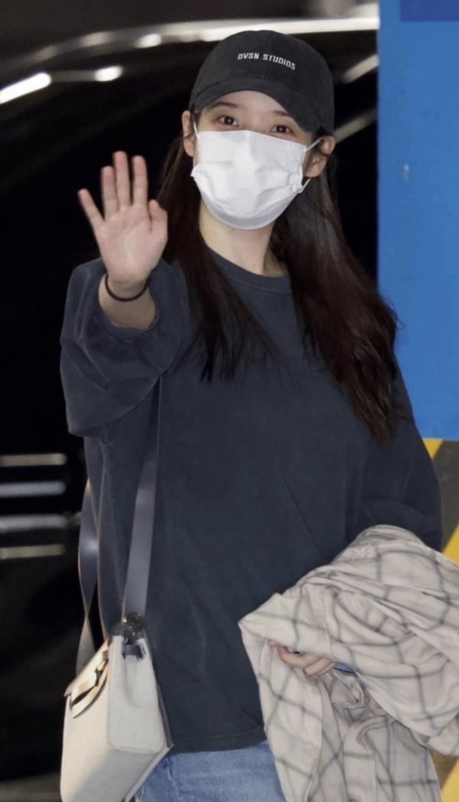 1년에 300억 버는데.. 의외로 소박한 가방 드는 33세 연예인 데일리룩 지금 다시 보는 사람들이 많 이미지 6