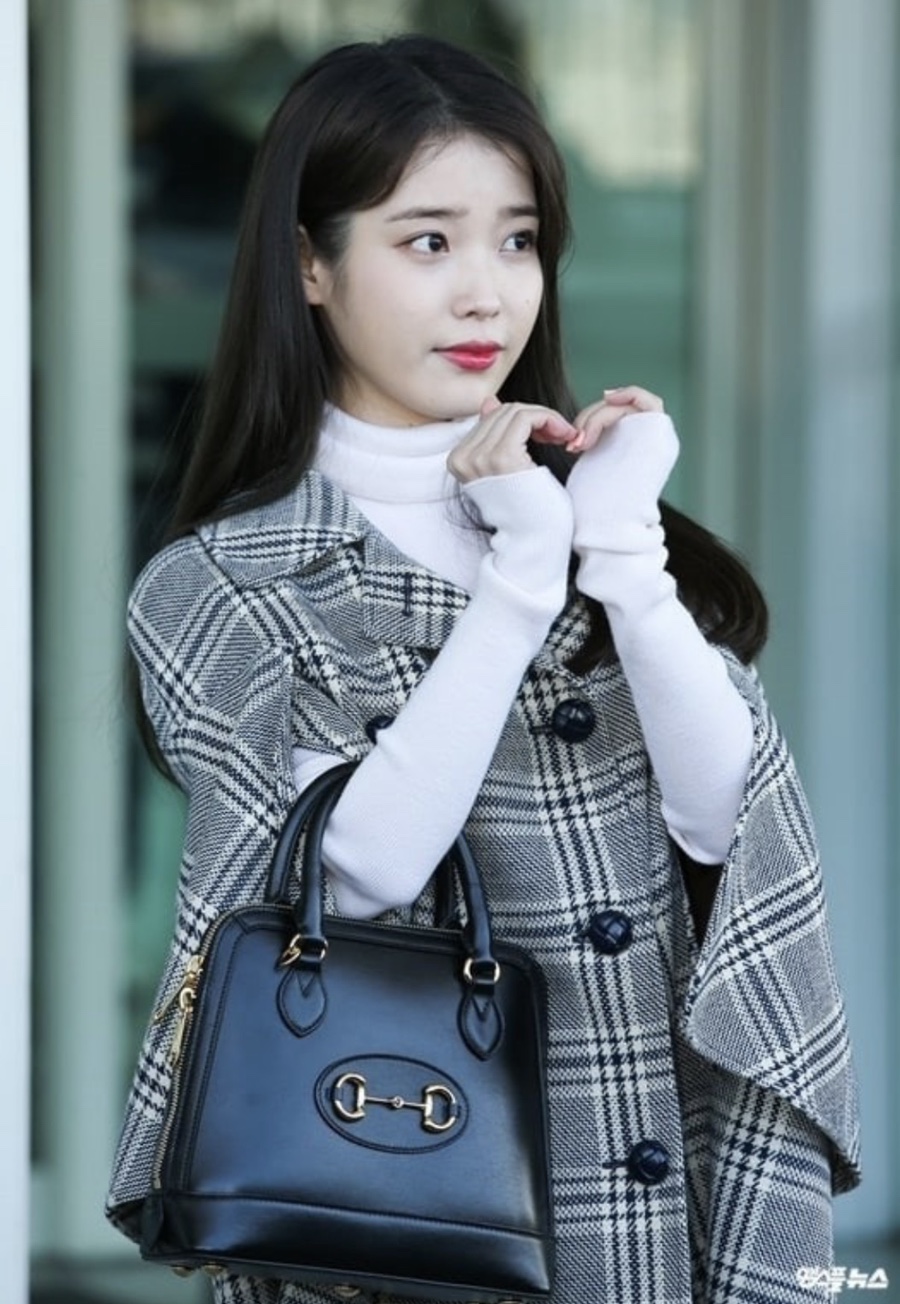 1년에 300억 버는데.. 의외로 소박한 가방 드는 33세 연예인 데일리룩 지금 다시 보는 사람들이 많 이미지 5