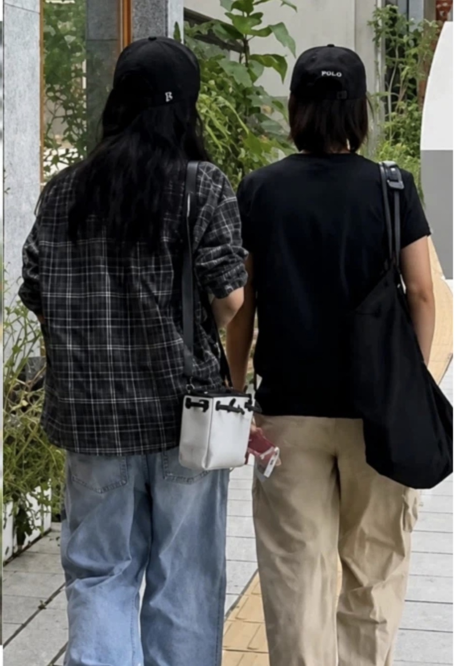 1년에 300억 버는데.. 의외로 소박한 가방 드는 33세 연예인 데일리룩 지금 다시 보는 사람들이 많 이미지 4
