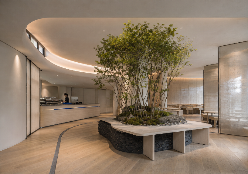 Main interior visualization · 중앙의 풍경이 동선을 늦추고, 소재가 빛과 촉감으로 읽히는 공간