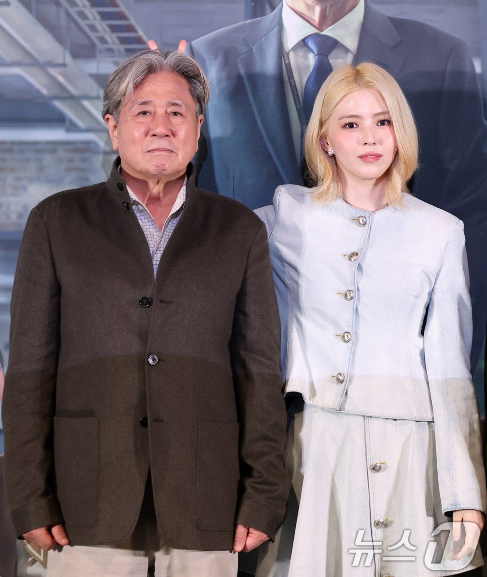 디올 셋업을 입고 겨울왕국 엘사 같은 금발의 한소희 지금 다시 보는 사람들이 많다.! 이미지 4
