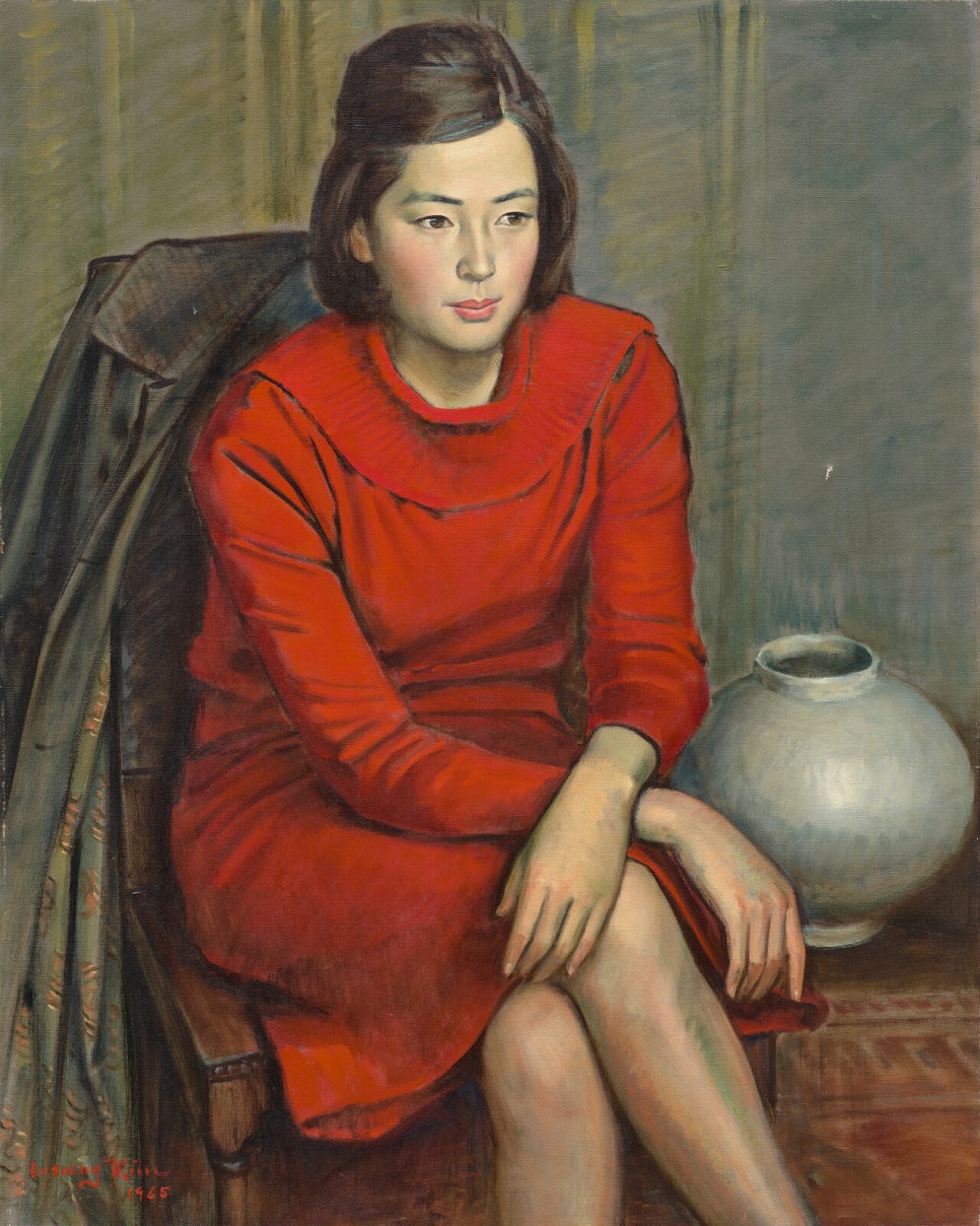 붉은 옷을 입고 정면을 바라보며 앉아 있는 여인을 그린 1965년 유화 인물화