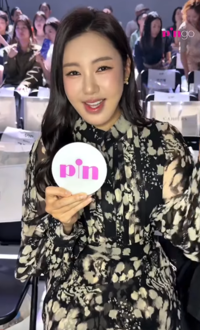 트로트 무대에선 못 보던 분위기 서울패션위크 찢은 송가인 미니 원피스 착장에 반응 터진 현장 이 순간 이미지 1