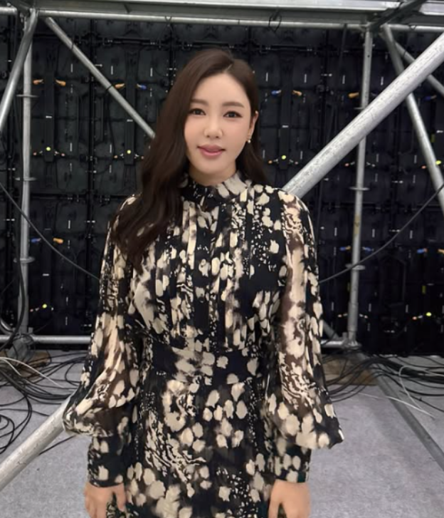 트로트 무대에선 못 보던 분위기 서울패션위크 찢은 송가인 미니 원피스 착장에 반응 터진 현장 이 순간 이미지 3