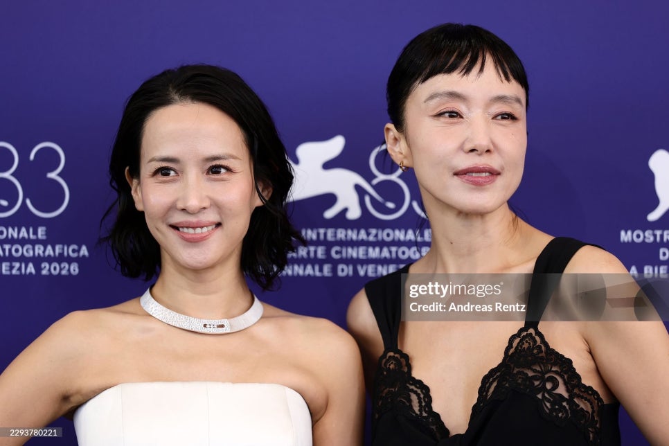 2026 베니스영화제에서 우아한 조여정 & 귀여운 전도연 최근 분위기가 확 바뀌었다 이미지 5