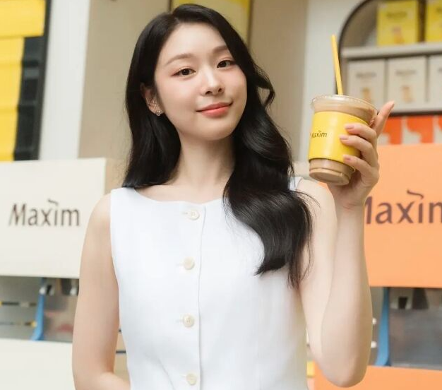 화이트 원피스 하나 입었을 뿐인데 현역 시절 아우라 그대로인 김연아 예전과 완전히 달라졌다 이미지 5