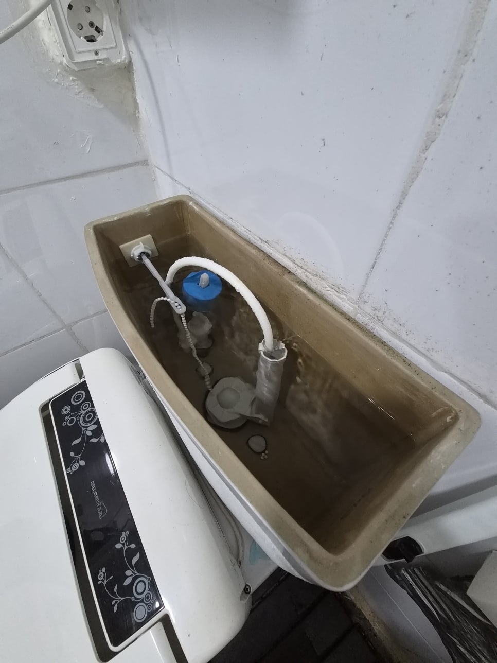 수원 영통 망포동 아파트 변기 물 안 멈춤 — 탱크 부품만 교체 — 현장 사진 1