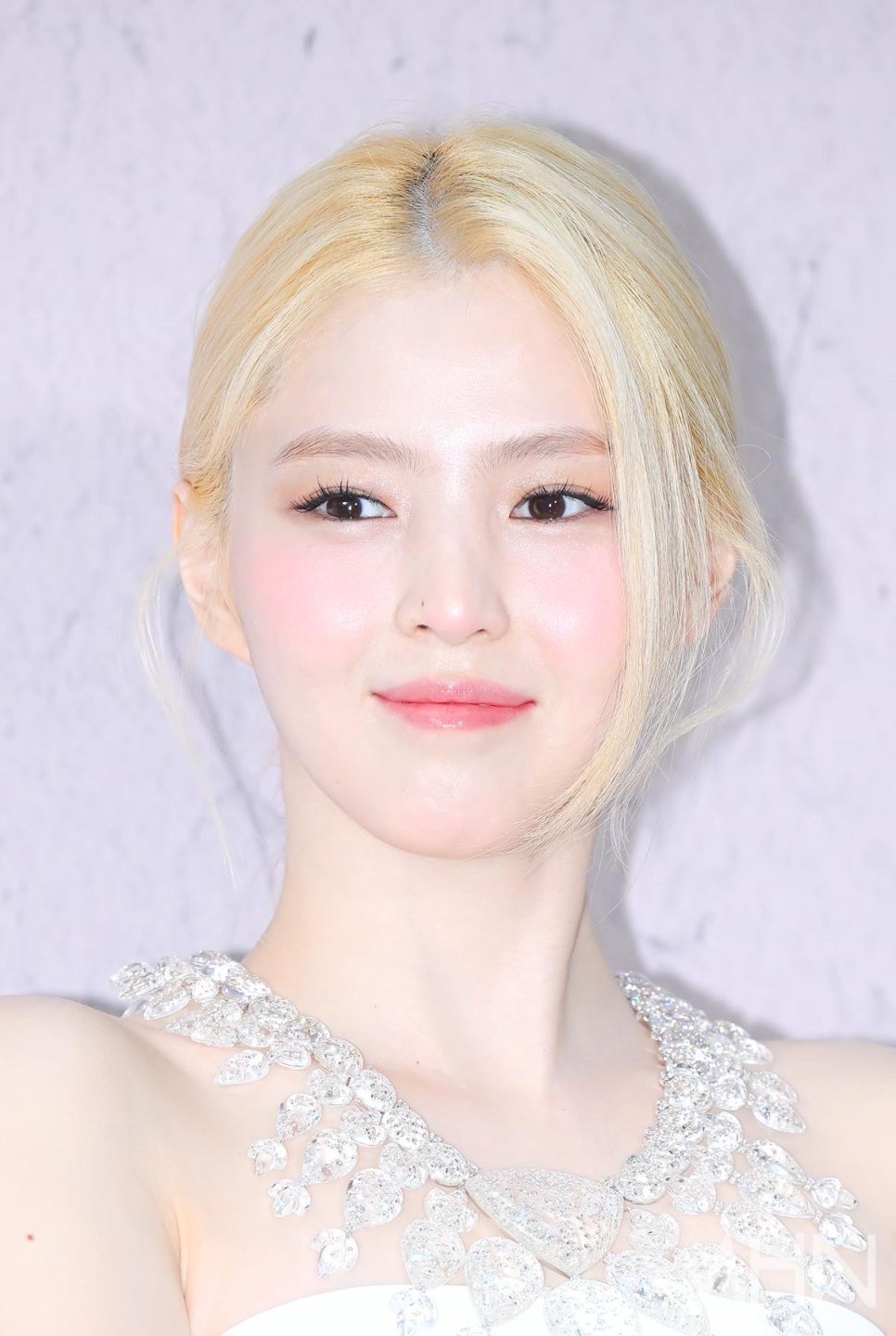 눈의 여왕 그 자체인 금발의 한소희 예전과 완전히 달라졌다 이미지 4